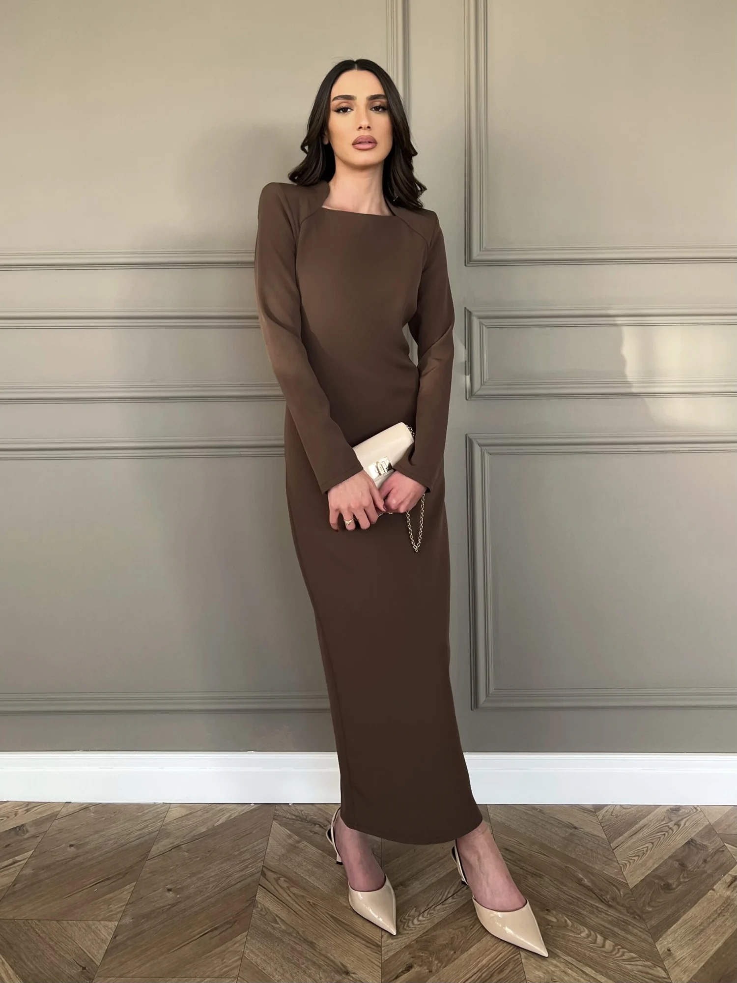 Facetune_28-11-2023-13-55-21 שמלת ירדן חום כהה – תמונה 1