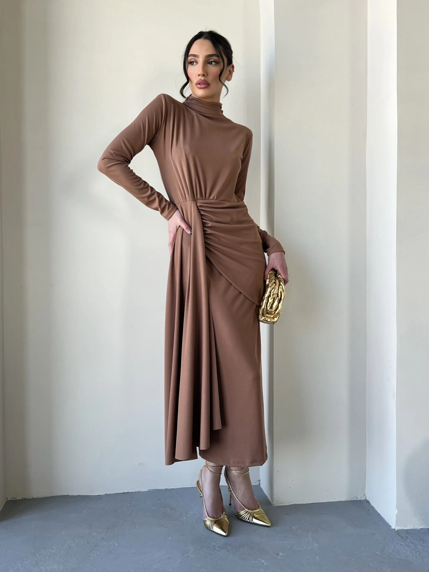 IMG_4402 שמלת ויקטוריה חום – תמונה 1