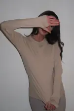 ⁦טי שרט כפפה בז'⁩ – תמונה ⁦4⁩