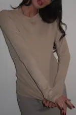 ⁦טי שרט כפפה בז'⁩ – תמונה ⁦2⁩