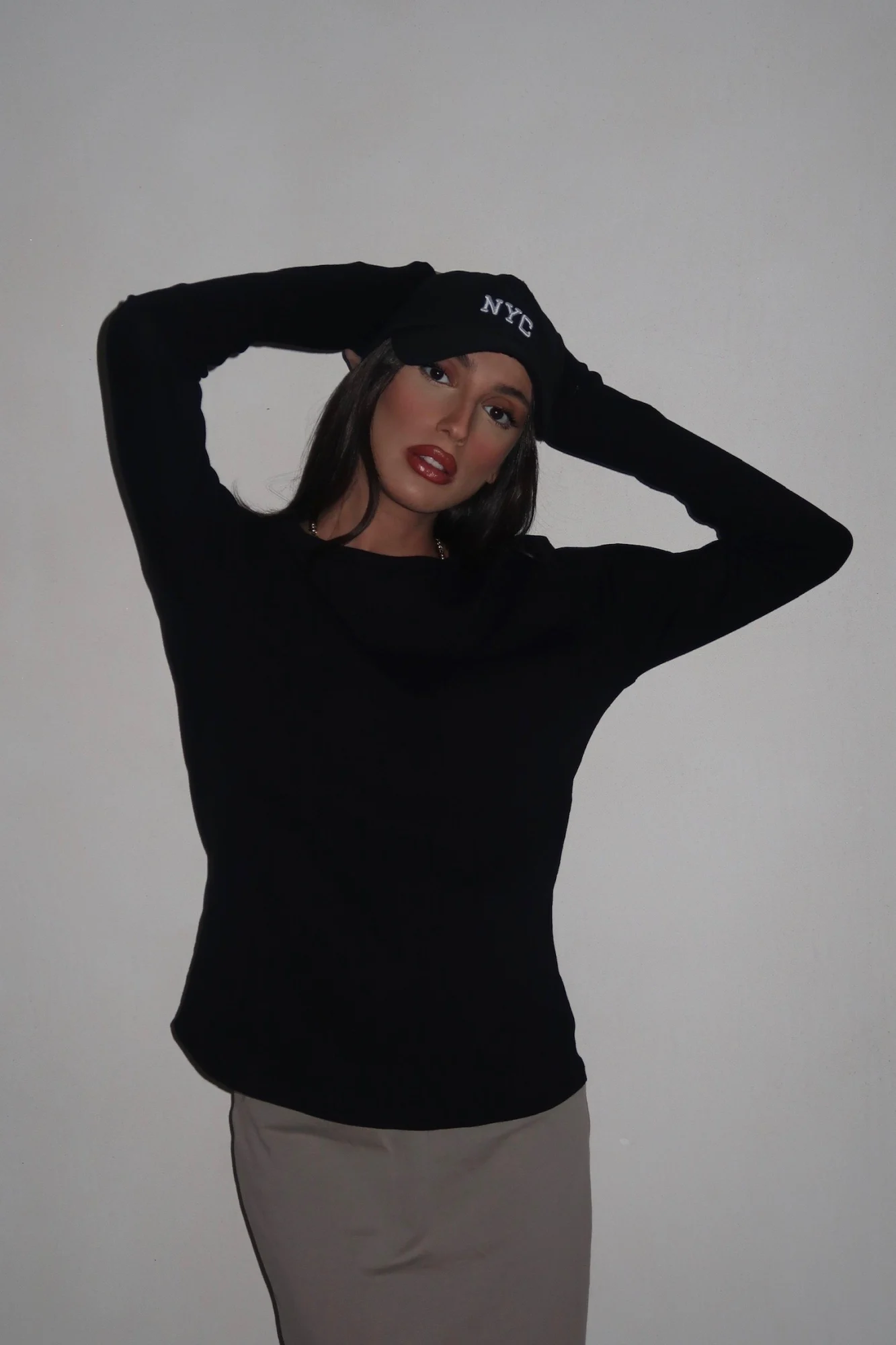 IMG_8112 טי שרט כפפה שחור – תמונה 1