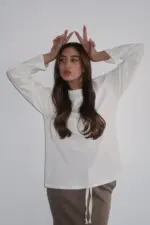 ⁦טי שרט לוריא שמנת⁩ – תמונה ⁦3⁩